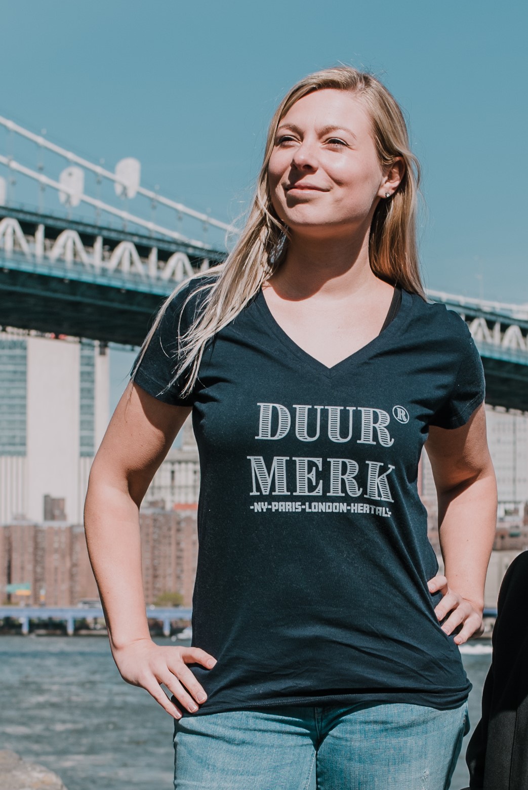 lip kubus medeklinker Duur Merk NY - T-shirt vrouw V-hals Navy - Ministerie Van Unieke Zaken